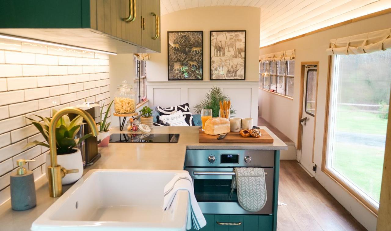American School Bus Retreat With Hot Tub In Sussex Meadow Uckfield Esterno foto