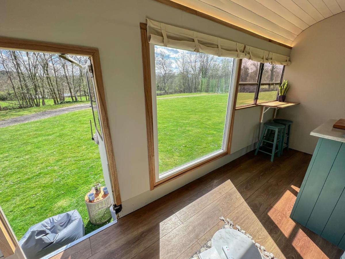 American School Bus Retreat With Hot Tub In Sussex Meadow Uckfield Esterno foto