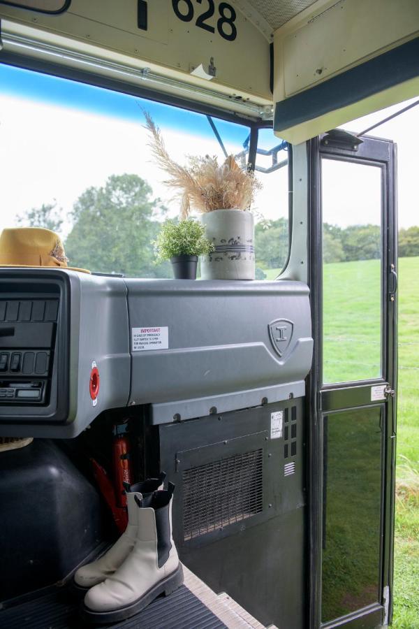 American School Bus Retreat With Hot Tub In Sussex Meadow Uckfield Esterno foto