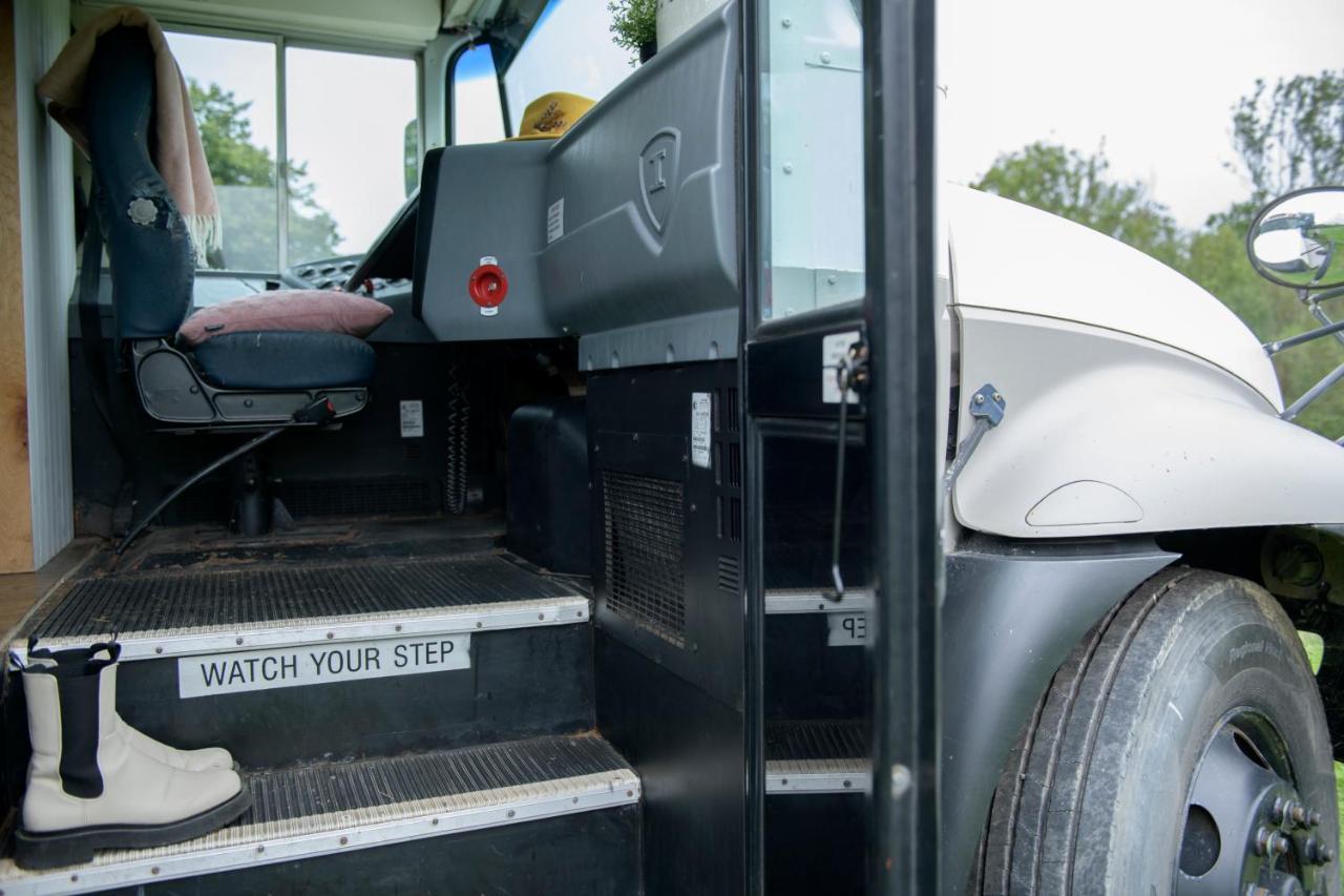 American School Bus Retreat With Hot Tub In Sussex Meadow Uckfield Esterno foto