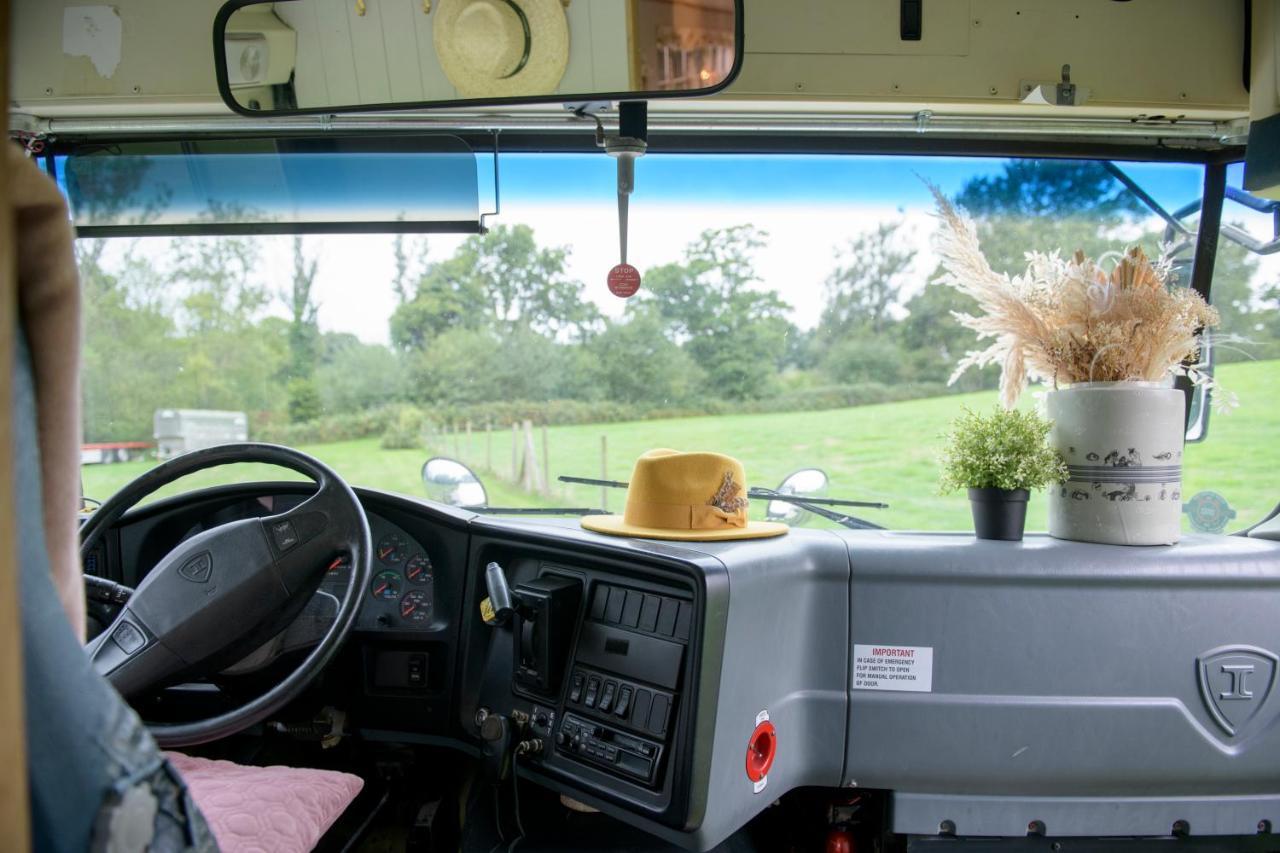 American School Bus Retreat With Hot Tub In Sussex Meadow Uckfield Esterno foto