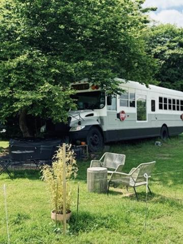 American School Bus Retreat With Hot Tub In Sussex Meadow Uckfield Esterno foto